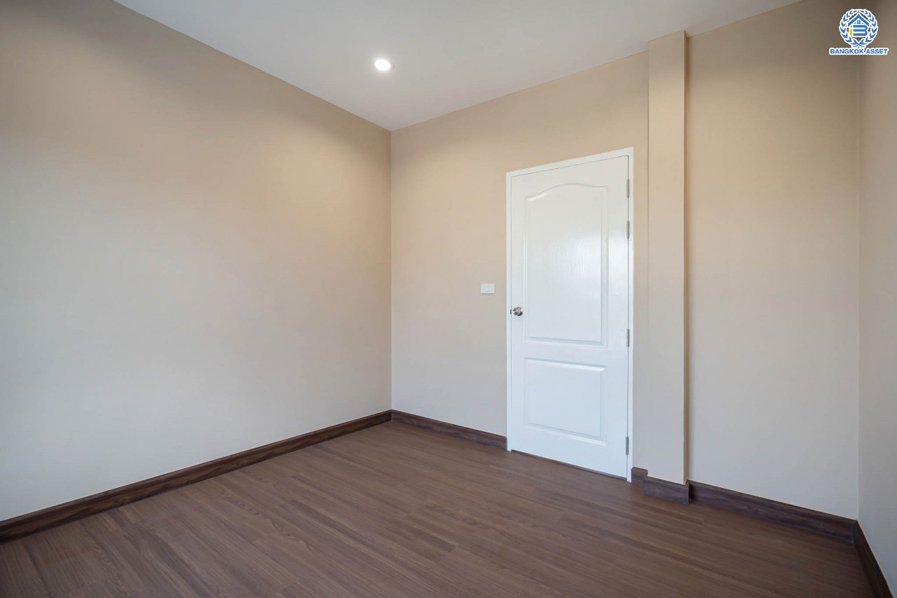 บ้านมือสองตกแต่งใหม่ โครงการ ดีซิโอ้ อรดา ราชพฤกษ์ หลังมุม เนื้อที่ 50.6 ตร.ว. ตอบโจทย์ทุกการอยู่อาศัย ฟังก์ชัน 3 ห้องนอน 3 ห้องน้ำ 2 ที่จอดรถ บรรยากาศเงียบสงบ บนทำเลเดินทางสะดวก เชื่อมต่อหลายเส้นทาง ใกล้รถไฟฟ้าสายสีม่วง "สถานีบางรักใหญ่"